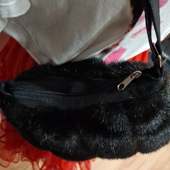 🔥 3/$30 🔥 Furry Black Cap and Bag Set - Picture 4 of 5